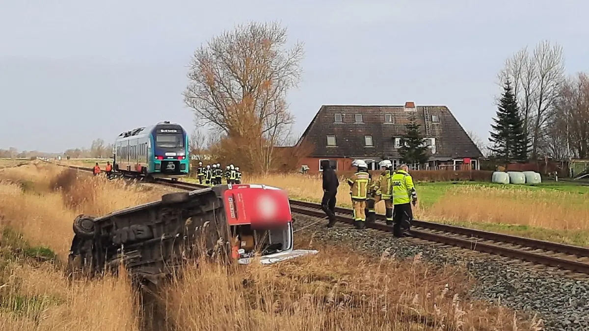 Am Bahnübergang bei Witzwort kommt es am Freitag zu einer heftigen Kollision zwischen einem Transporter und einem Zug.