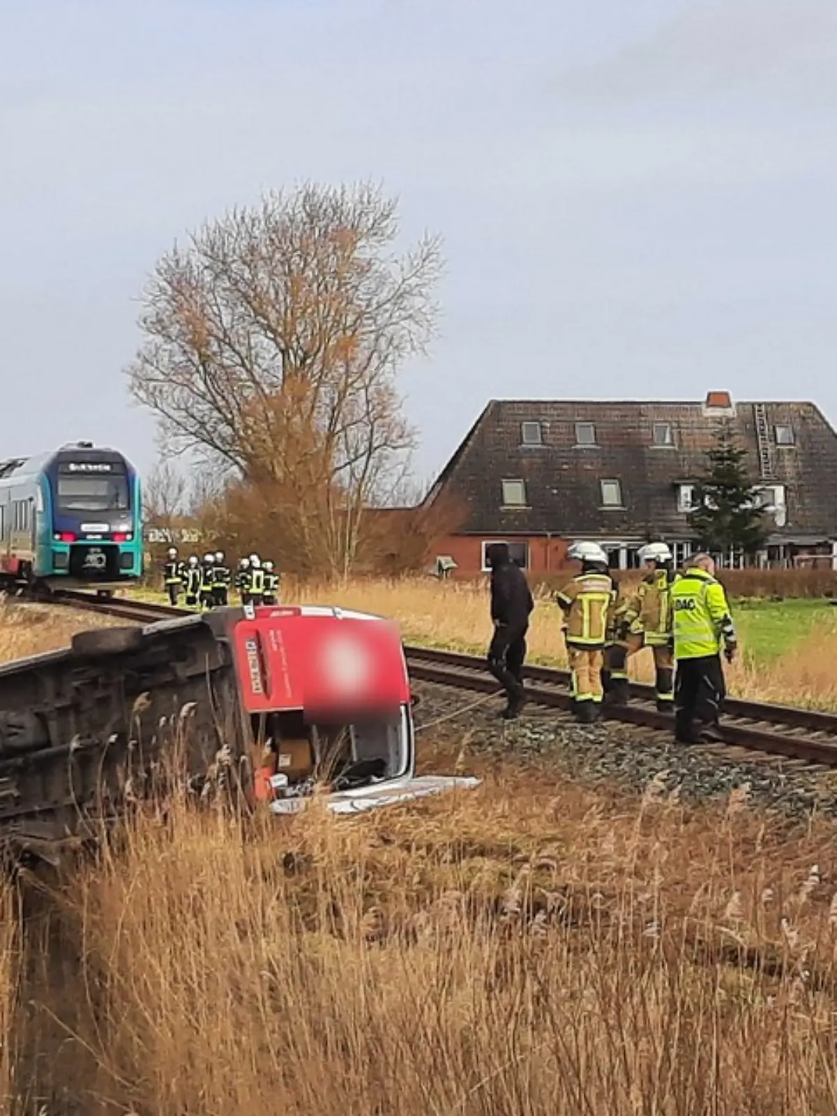 Am Bahnübergang bei Witzwort kommt es am Freitag zu einer heftigen Kollision zwischen einem Transporter und einem Zug.