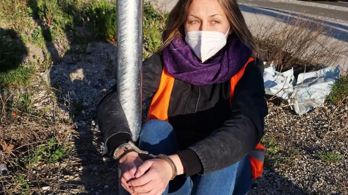 Aktivistin der Letzten Generation hat sich festgekettet.