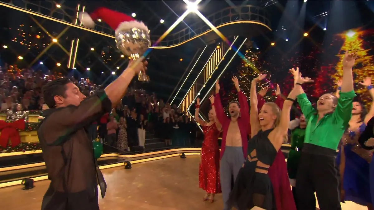 Wir haben einen neuen Weihnachts-„Dancing Star“ René Casselly schnappt sich zweiten Pokal