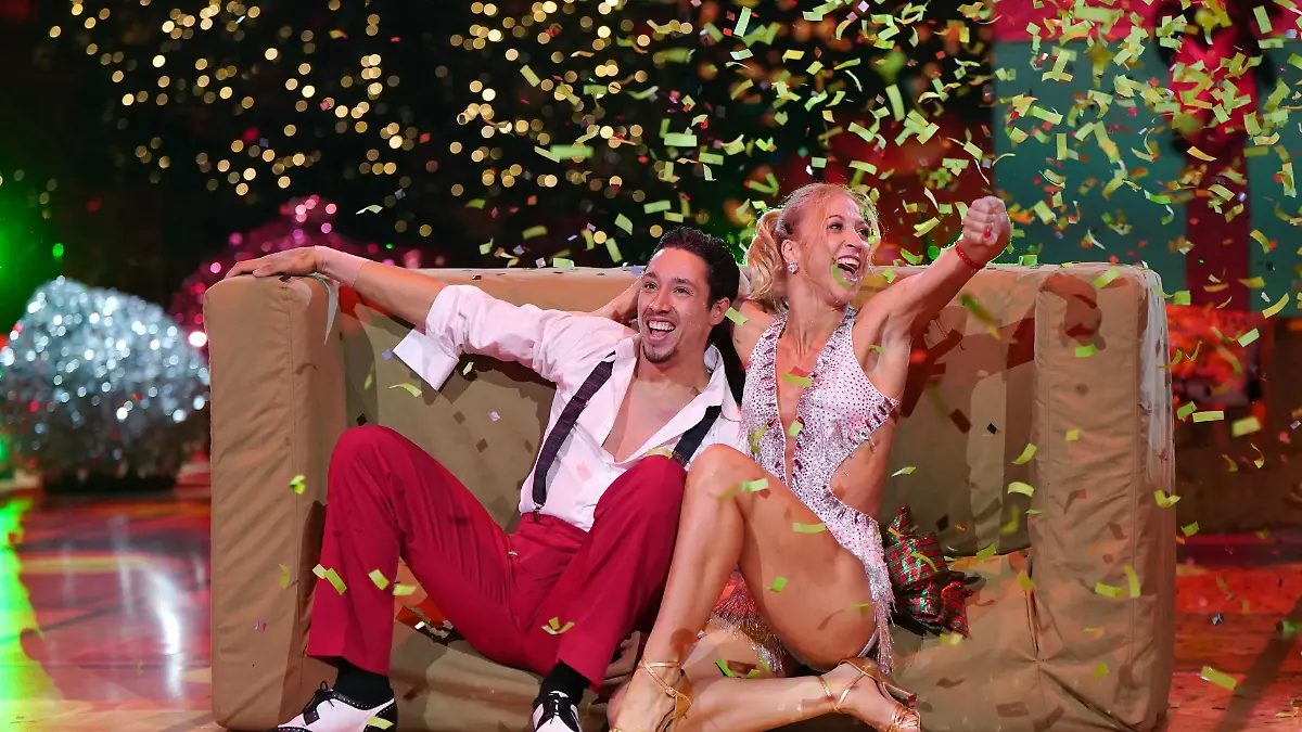 René Casselly und Kathrin Menzinger tanzen Jive zu „All I Want For Christmas”.   
