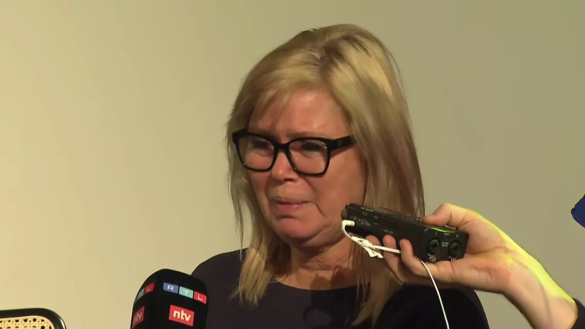Oberbürgermeisterin Simone Borris (parteilos) kämpft bei einer Pressekonferenz mit den Tränen.