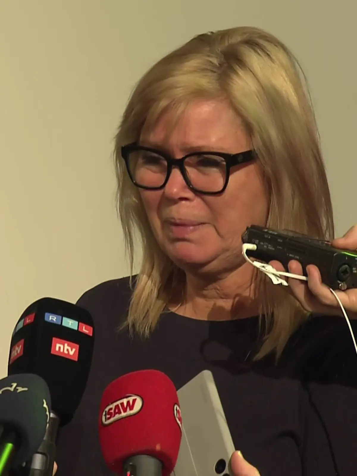 Oberbürgermeisterin Simone Borris (parteilos) kämpft bei einer Pressekonferenz mit den Tränen.