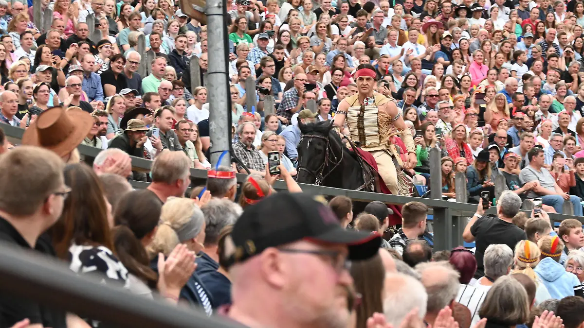 Winnetou Alexander Klaws reitet durchs Publikum bei der Premiere von Winnetou I - Blutsbrüder anlässlich der 70. Saison der Karl-May-Spiele im Freilichttheater am Kalkberg in Bad Segeberg, 24.6.2023 Premiere Winnetou I bei den Karl May Spielen 2023, Bad Segeberg Schleswig-Holstein Deutschland Freilichttheater am Kalkberg *** Winnetou Alexander Klaws rides through the audience at the premiere of Winnetou I Blood Brothers on the occasion of the 70 season of the Karl May Spiele at the open-air theater at the Kalkberg in Bad Segeberg, 24 6 2023 premiere Winnetou I at the Karl May Spiele 2023, Bad Segeberg Schleswig Holstein Germany open-air theater at the Kalkberg