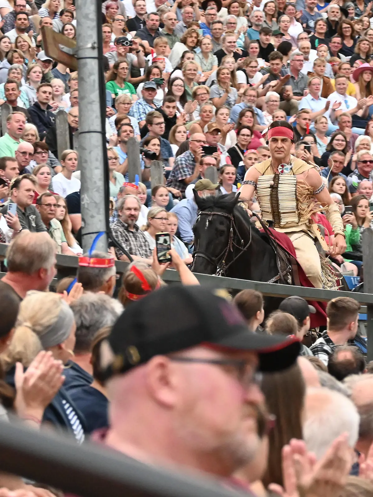 Winnetou Alexander Klaws reitet durchs Publikum bei der Premiere von Winnetou I - Blutsbrüder anlässlich der 70. Saison der Karl-May-Spiele im Freilichttheater am Kalkberg in Bad Segeberg, 24.6.2023 Premiere Winnetou I bei den Karl May Spielen 2023, Bad Segeberg Schleswig-Holstein Deutschland Freilichttheater am Kalkberg *** Winnetou Alexander Klaws rides through the audience at the premiere of Winnetou I Blood Brothers on the occasion of the 70 season of the Karl May Spiele at the open-air theater at the Kalkberg in Bad Segeberg, 24 6 2023 premiere Winnetou I at the Karl May Spiele 2023, Bad Segeberg Schleswig Holstein Germany open-air theater at the Kalkberg