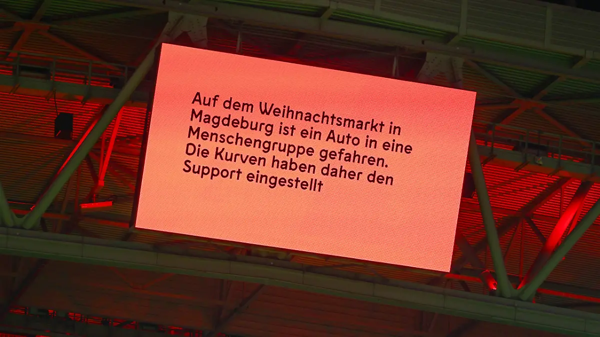 Auf der Anzeigetafel im Stadion von Fortuna Düsseldorf steht: „Auf dem Weihnachtsmarkt in Magdeburg ist ein Auto in eine Menschengruppe gefahren. Die Kurven haben daher den Support eingestellt”