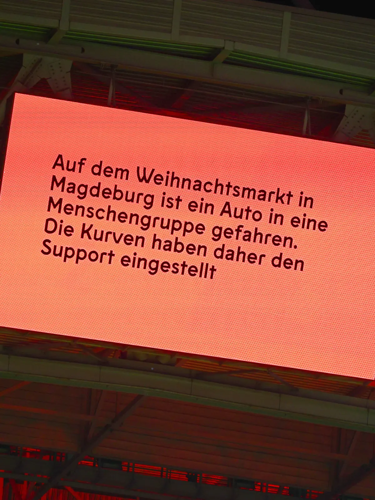 Auf der Anzeigetafel im Stadion von Fortuna Düsseldorf steht: „Auf dem Weihnachtsmarkt in Magdeburg ist ein Auto in eine Menschengruppe gefahren. Die Kurven haben daher den Support eingestellt”