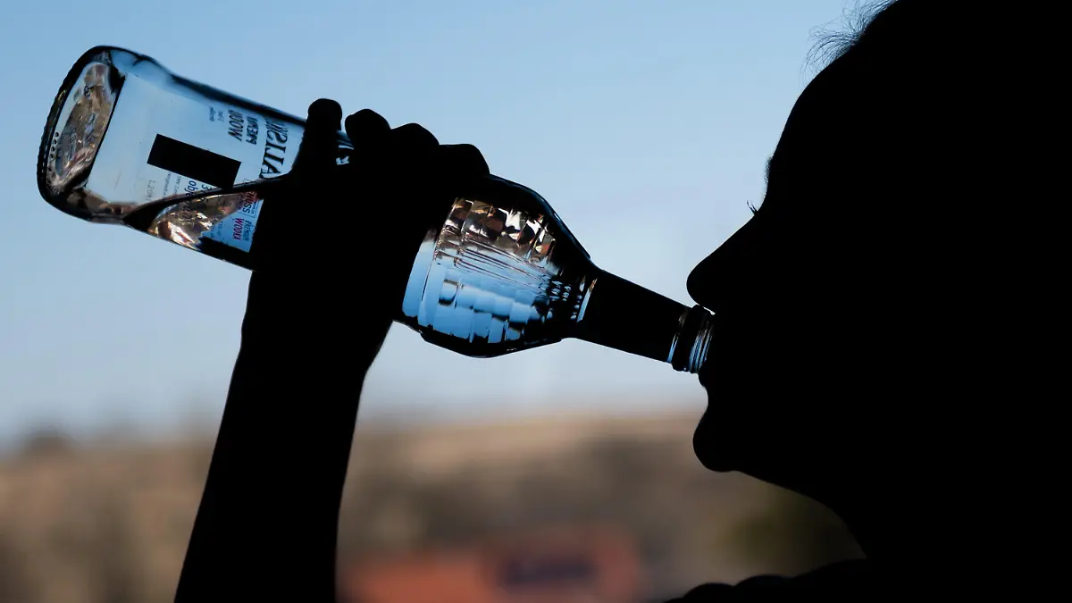 ARCHIV - 04.03.2022, Baden-Württemberg, Rottweil: Ein Mädchen trinkt in ihrem Zimmer eine Flasche Wodka. (Zu dpa: «Weniger Alkoholvergiftungen bei Kindern und Jugendlichen im Norden»). Foto: Silas Stein/dpa +++ dpa-Bildfunk +++
