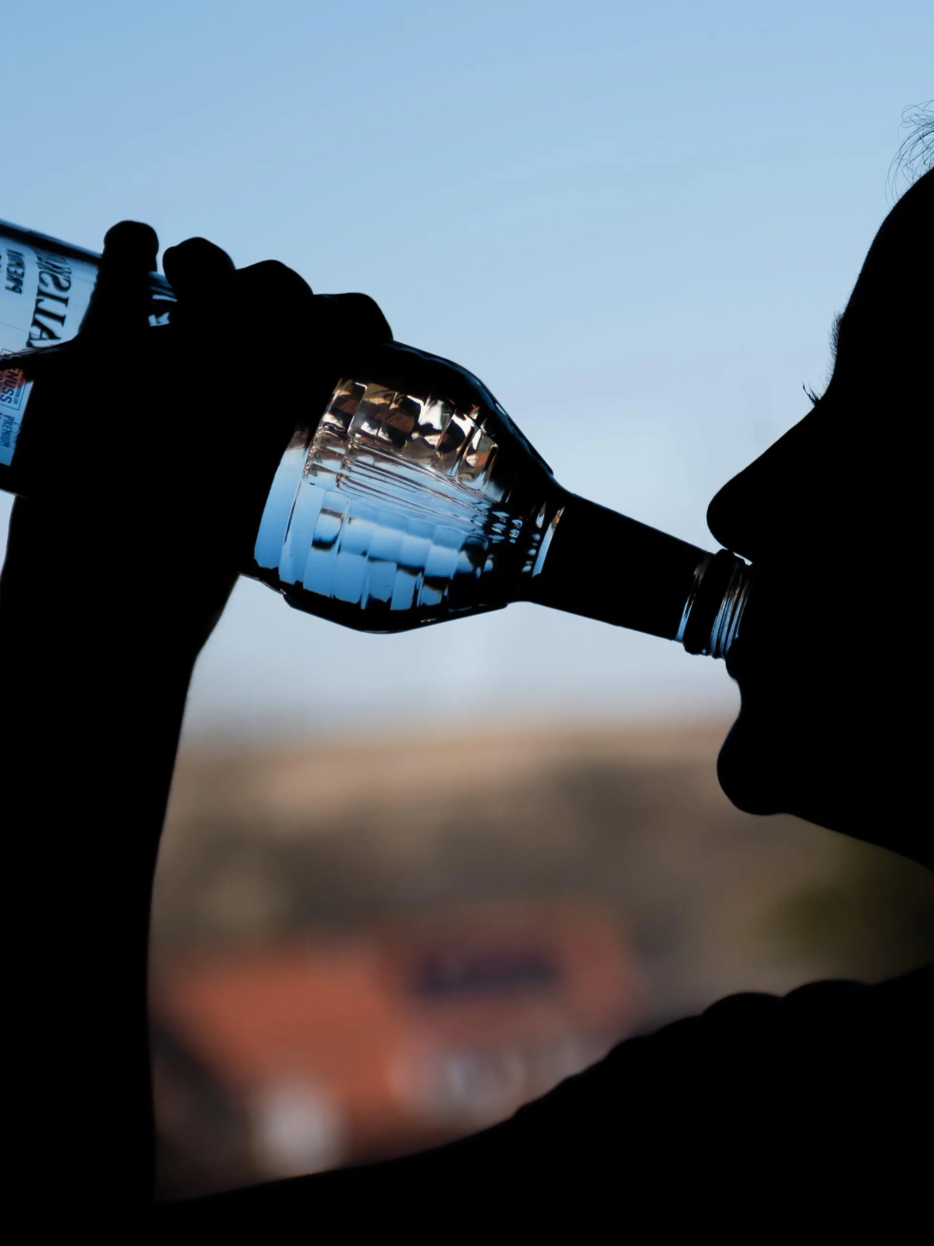 ARCHIV - 04.03.2022, Baden-Württemberg, Rottweil: Ein Mädchen trinkt in ihrem Zimmer eine Flasche Wodka. (Zu dpa: «Weniger Alkoholvergiftungen bei Kindern und Jugendlichen im Norden»). Foto: Silas Stein/dpa +++ dpa-Bildfunk +++