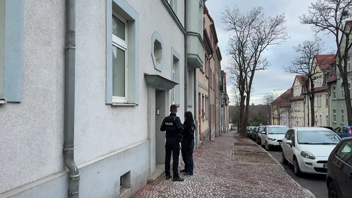 Vor dem Wohnhaus von Taleb A. in Bernburg stehen Polizisten