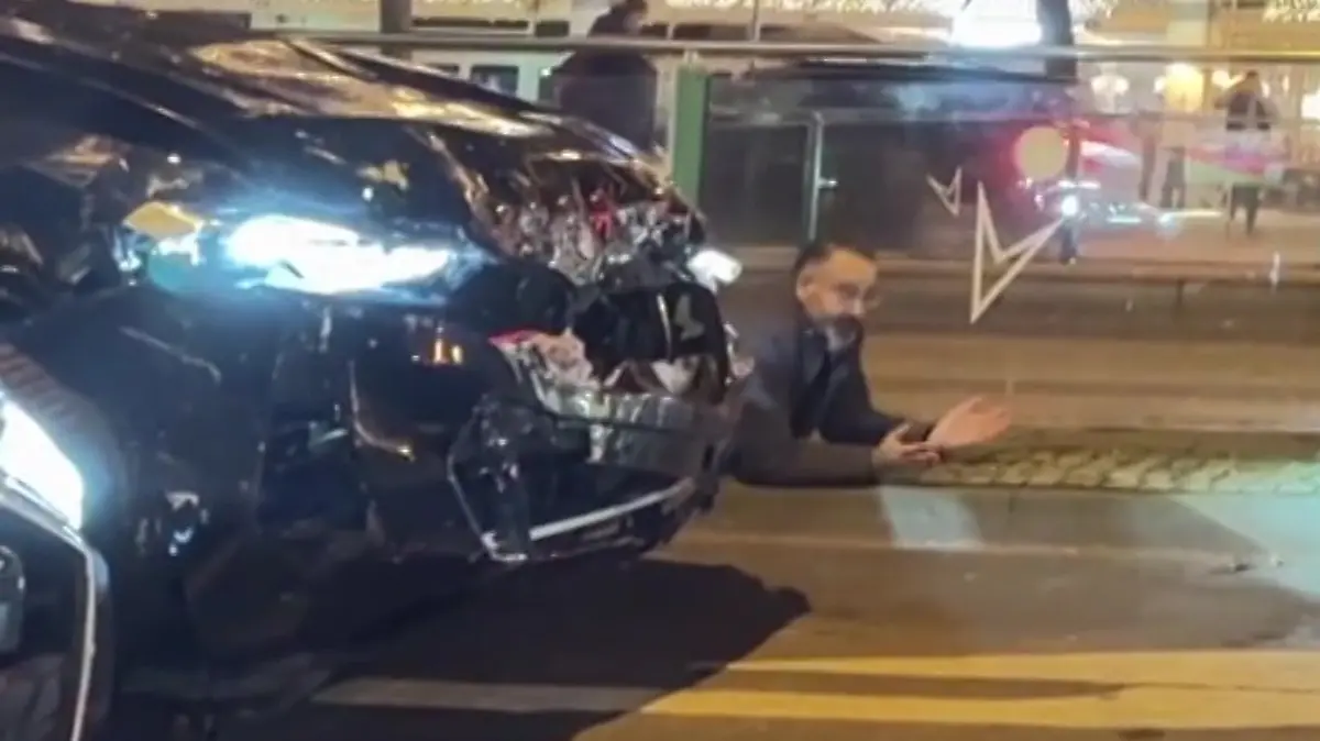 Der mutmaßliche Attentäter von Magdeburg liegt auf dem Boden. Neben Taleb A. steht der BMW-Geländewagen, mit dem der 50-jährige Arzt den Anschlag auf den Weihnachtsmarkt verübt haben soll.