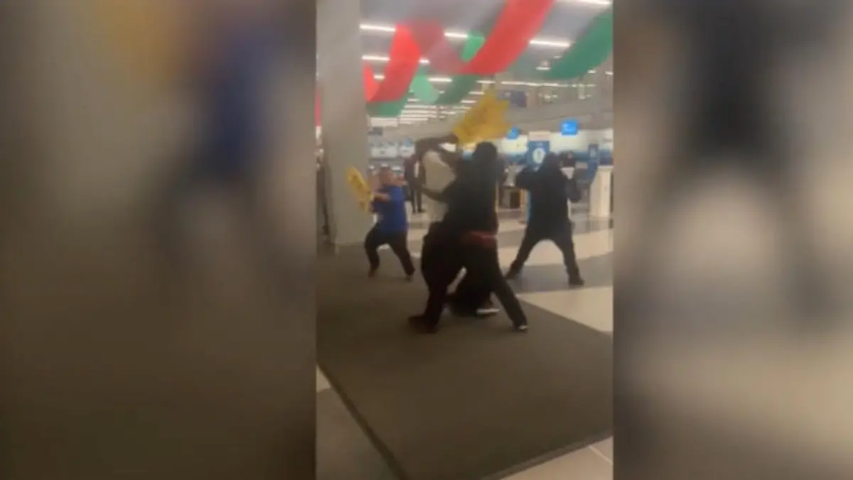 Nicht so sauber! Männer kloppen sich mit Putzschildern Wilde Prügelei im Flughafen