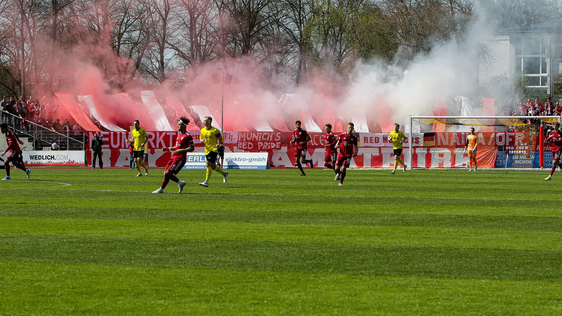 Regionalliga Bayern SpVgg Bayreuth - FC Bayern Muenchen II 18.04.2022 Bayern Amateure Fans mit einer optischen Einlage zu Spielbeginn / Choreo / Choreographie / Pyrotechnik / Pyro *** Regionalliga Bayern SpVgg Bayreuth FC Bayern Muenchen II 18 04 2022 Bayern Amateure fans with a visual interlude at the start of the game choreo choreography pyrotechnics pyro Copyright: xBEAUTIFULxSPORTS/Goldbergx