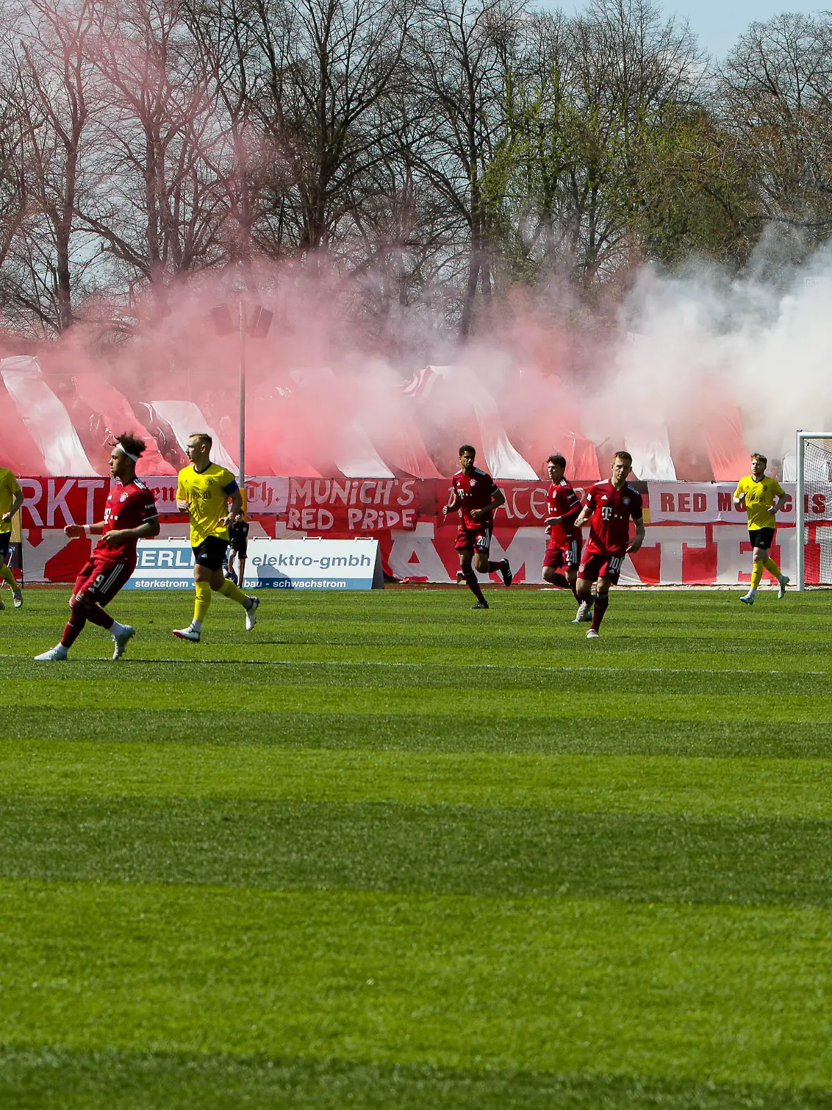 Regionalliga Bayern SpVgg Bayreuth - FC Bayern Muenchen II 18.04.2022 Bayern Amateure Fans mit einer optischen Einlage zu Spielbeginn / Choreo / Choreographie / Pyrotechnik / Pyro *** Regionalliga Bayern SpVgg Bayreuth FC Bayern Muenchen II 18 04 2022 Bayern Amateure fans with a visual interlude at the start of the game choreo choreography pyrotechnics pyro Copyright: xBEAUTIFULxSPORTS/Goldbergx 