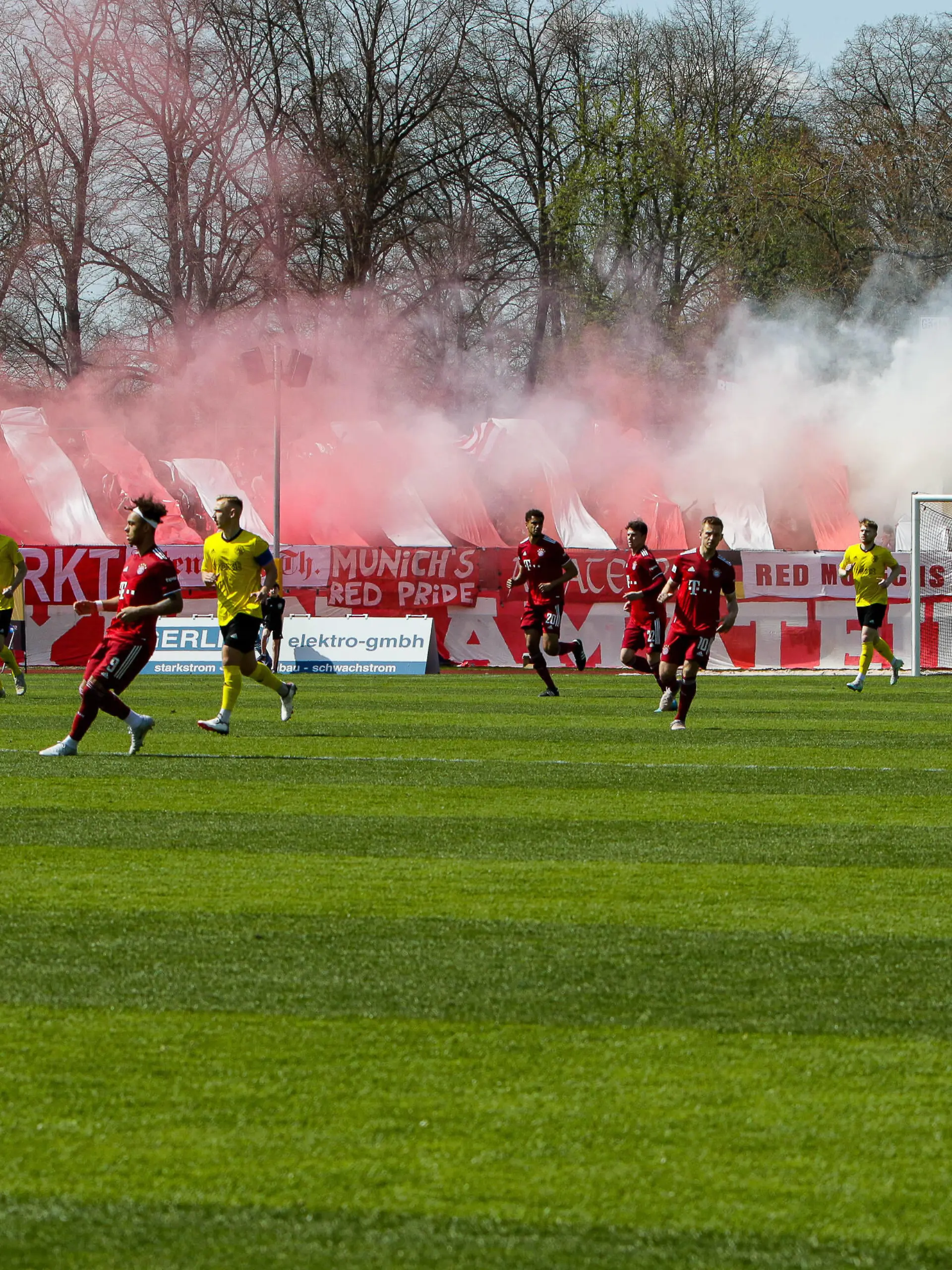 Regionalliga Bayern SpVgg Bayreuth - FC Bayern Muenchen II 18.04.2022 Bayern Amateure Fans mit einer optischen Einlage zu Spielbeginn / Choreo / Choreographie / Pyrotechnik / Pyro *** Regionalliga Bayern SpVgg Bayreuth FC Bayern Muenchen II 18 04 2022 Bayern Amateure fans with a visual interlude at the start of the game choreo choreography pyrotechnics pyro Copyright: xBEAUTIFULxSPORTS/Goldbergx 