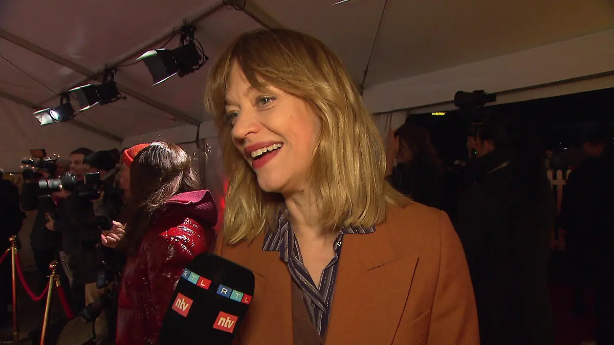 Heike Makatsch erinnert sich bei RTL an ihre „Tatsächlich... Liebe”-Zeit zurück.