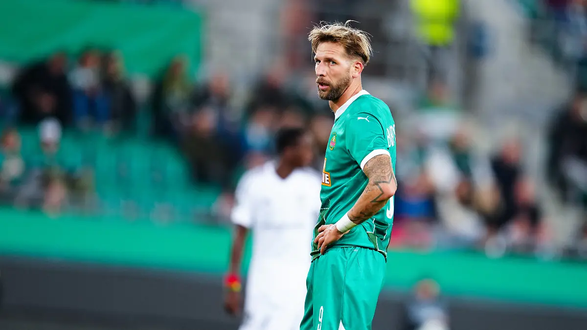 Guido Burgstaller, Stürmer von Rapid Wien in einem Spiel des Conference-League.