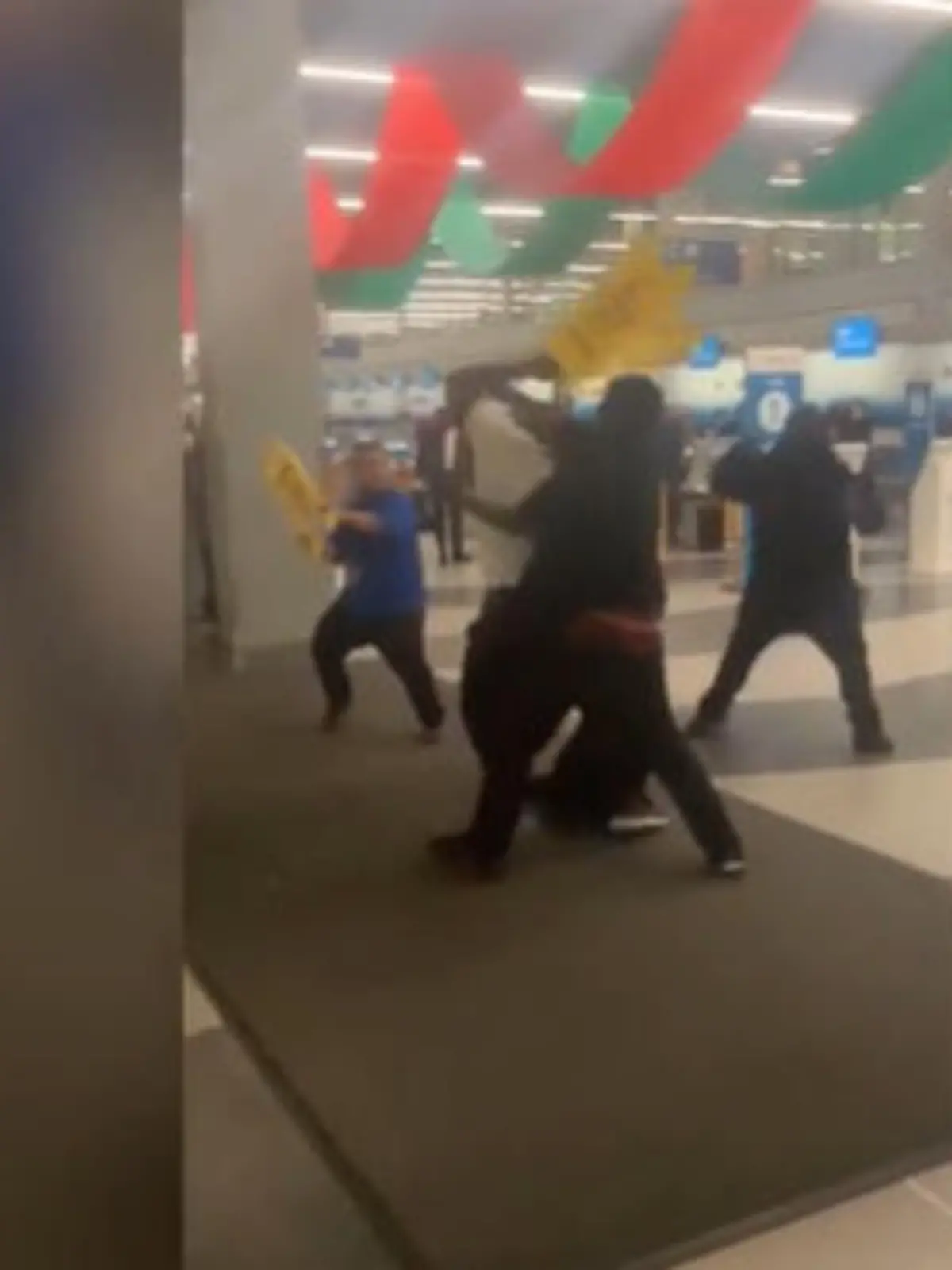 Chicago (USA): Im Flughafenterminal kochen die Emotionen plötzlich über. Aus einer Rauferei wird ganz schnell eine unübersichtliche Prügelattacke. Die Gegenstände, die die vier Männer dabei benutzen, sind allerdings alles andere als gewöhnlich. 
Die ganze Geschichte, inklusive skurriler Bilder, seht ihr im Video.