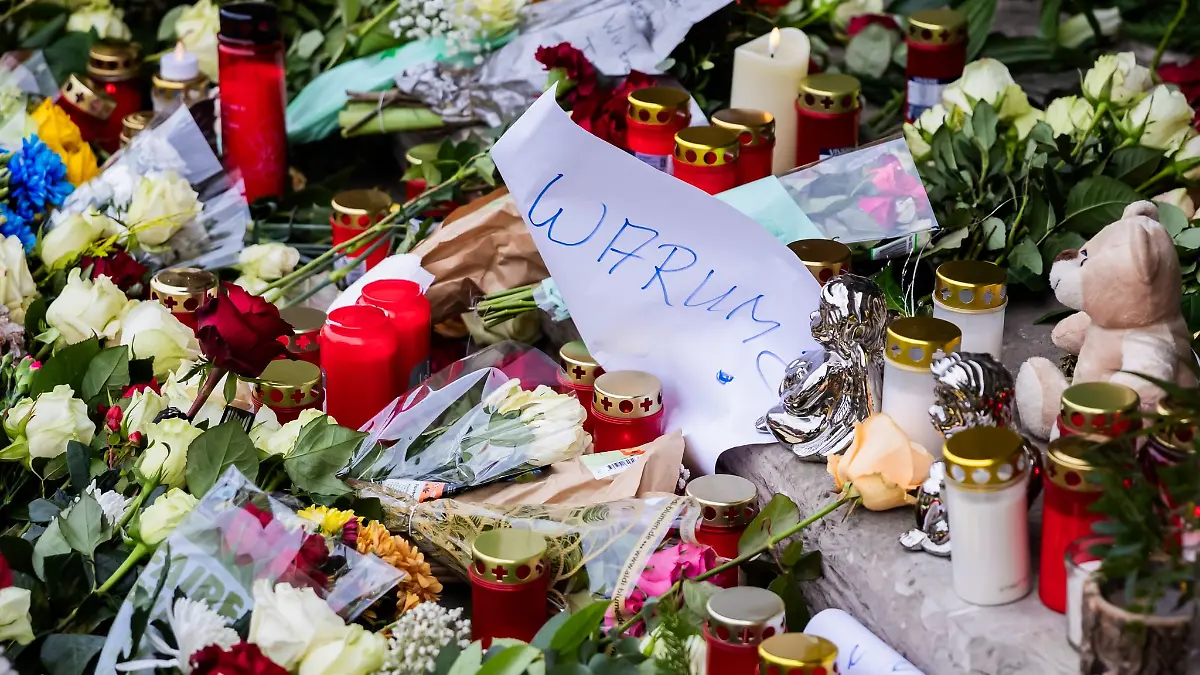 «Warum?» steht auf einem Zettel an einem Gedenkort für die Toten und Verletzten der Attacke.