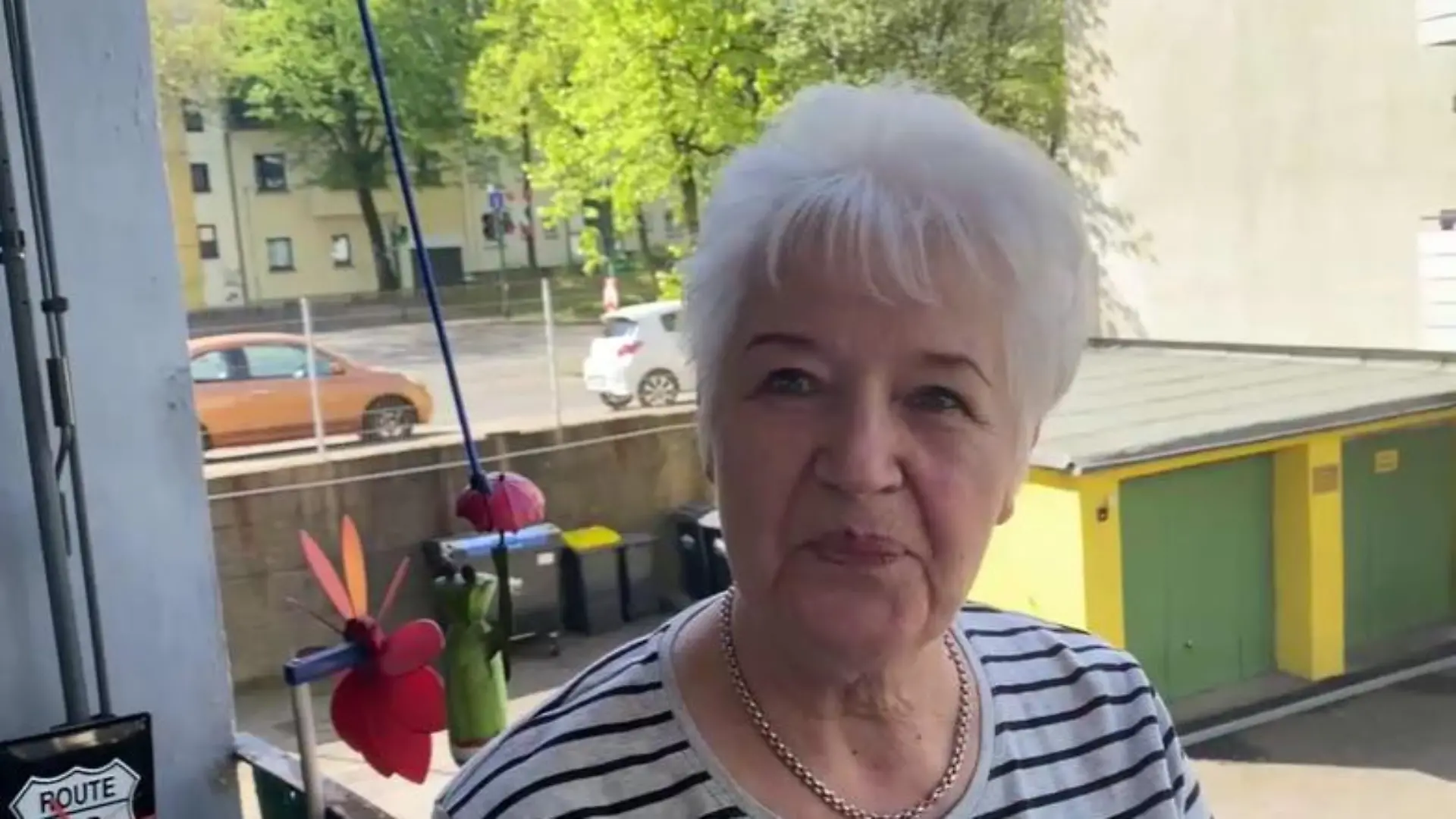 Anwohnerin Margarete Pangsy in Essen auf ihrem Balkon.