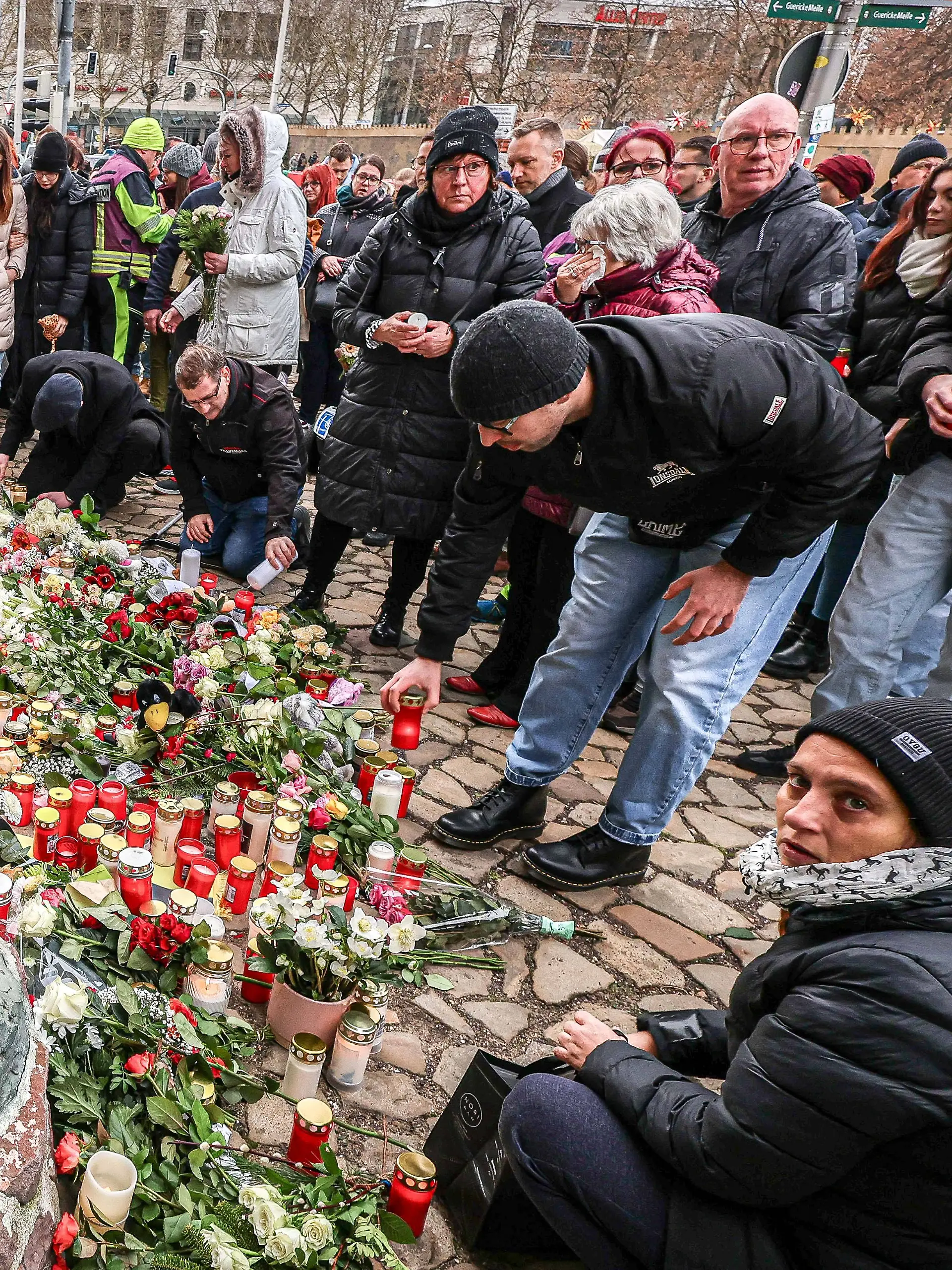 Der Magdeburger Weihnachtsmarkt am Tag nach dem Anschlag. Menschen legen Blumen nieder. Sie trauern um die mindestens fünf Toten und mehr als 200 Verletzen.