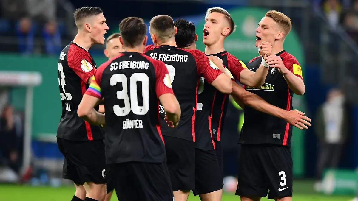 Fussball I Herren I DFB Pokal l Hamburger SV - SC Freiburg I Halbfinale I Saison 2021-2022 I HSV I 19.04.2022 I Freiburg Torjubel zum 3:0 Torschuetze ist Grifo Vincenzo SC Freiburg , Sportplatz : Volksparkstadion, Stellingen Hamburg Deutschland *** Football I Men I DFB Pokal l Hamburger SV SC Freiburg I Semifinal I Season 2021 2022 I HSV I 19 04 2022 I Freiburg Torjubel zum 3 0 Torschuetze is Grifo Vincenzo SC Freiburg , Sportplatz Volksparkstadion, Stellingen Hamburg Germany