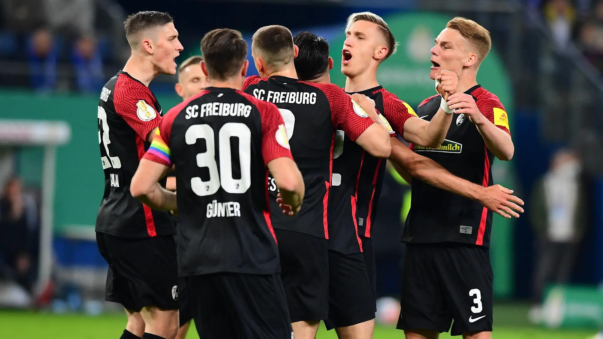  Fussball I Herren I DFB Pokal l Hamburger SV - SC Freiburg I Halbfinale I Saison 2021-2022 I HSV I 19.04.2022 I Freiburg Torjubel zum 3:0 Torschuetze ist Grifo Vincenzo SC Freiburg , Sportplatz : Volksparkstadion, Stellingen Hamburg Deutschland *** Football I Men I DFB Pokal l Hamburger SV SC Freiburg I Semifinal I Season 2021 2022 I HSV I 19 04 2022 I Freiburg Torjubel zum 3 0 Torschuetze is Grifo Vincenzo SC Freiburg , Sportplatz Volksparkstadion, Stellingen Hamburg Germany