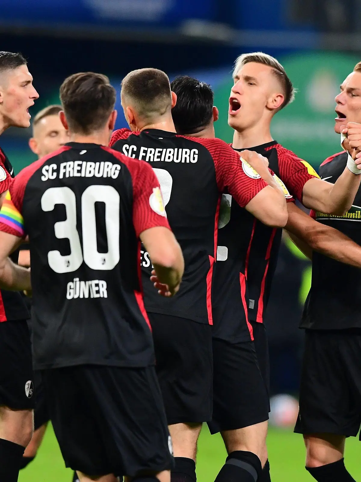  Fussball I Herren I DFB Pokal l Hamburger SV - SC Freiburg I Halbfinale I Saison 2021-2022 I HSV I 19.04.2022 I Freiburg Torjubel zum 3:0 Torschuetze ist Grifo Vincenzo SC Freiburg , Sportplatz : Volksparkstadion, Stellingen Hamburg Deutschland *** Football I Men I DFB Pokal l Hamburger SV SC Freiburg I Semifinal I Season 2021 2022 I HSV I 19 04 2022 I Freiburg Torjubel zum 3 0 Torschuetze is Grifo Vincenzo SC Freiburg , Sportplatz Volksparkstadion, Stellingen Hamburg Germany