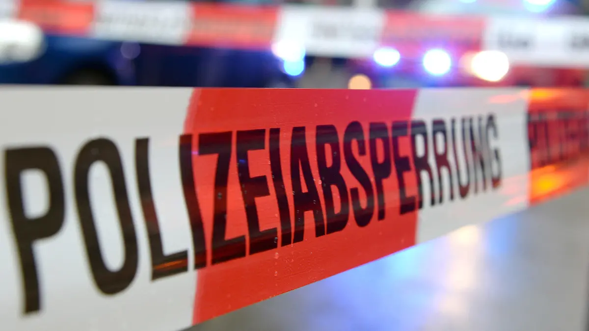 ARCHIV - ILLUSTRATION - Ein Flatterband mit der Aufschrift «Polizeiabsperrung» ist am 05.11.2014 in Freiburg (Baden-Württemberg) an einem Einsatzort vor einem Feuerwehrfahrzeug mit Blaulicht zu sehen. Foto: Patrick Seeger/dpa (zu dpa «Mehr Sicherheit in Freiburg: Vereinbarung zwischen Stadt und Land» vom 03.03.2017) Foto: Patrick Seeger/dpa +++(c) dpa - Bildfunk+++