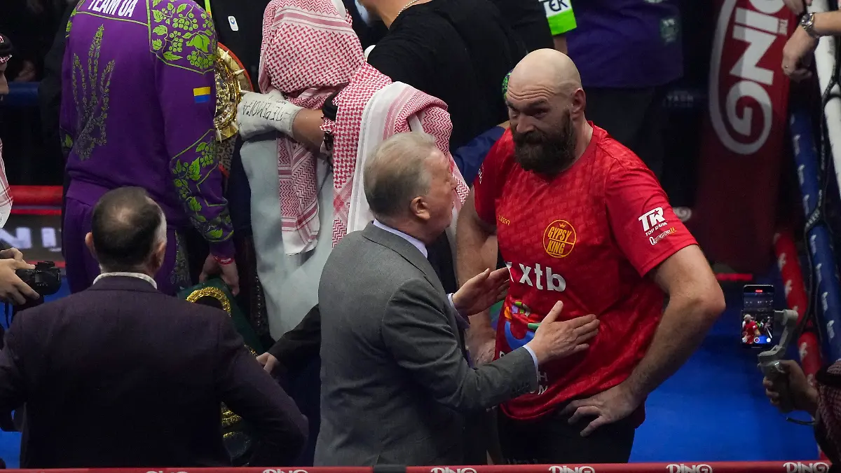 Fassungslosigkeit bei Tyson Fury (r.) und Promoter Frank Warren nach der erneuten Niederlage gegen Oleksandr Usyk in Riad im Schwergewichtskampf der Verbände WBA, WBO, and WBC am 22. Dezember 2024.