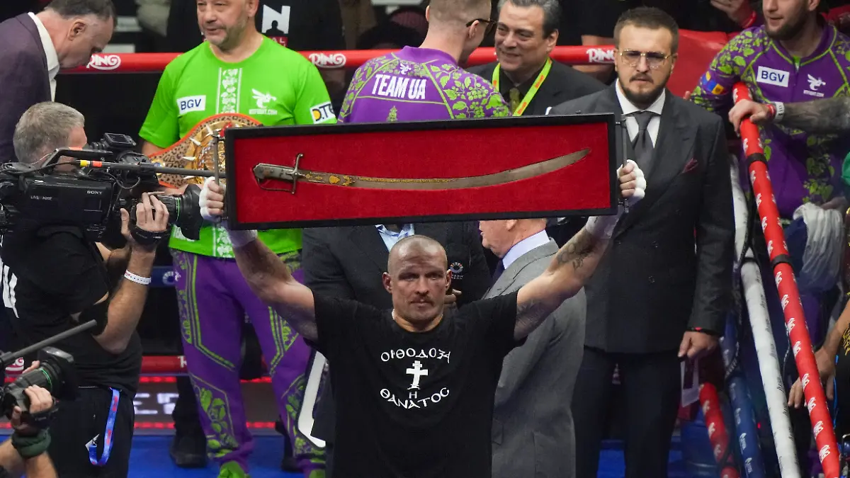 Oleksandr Usyk feiert den Sieg im Schwergewicht über Tyson Fury in Riad, Saudi-Arabien, am 22. Dezember 2024.