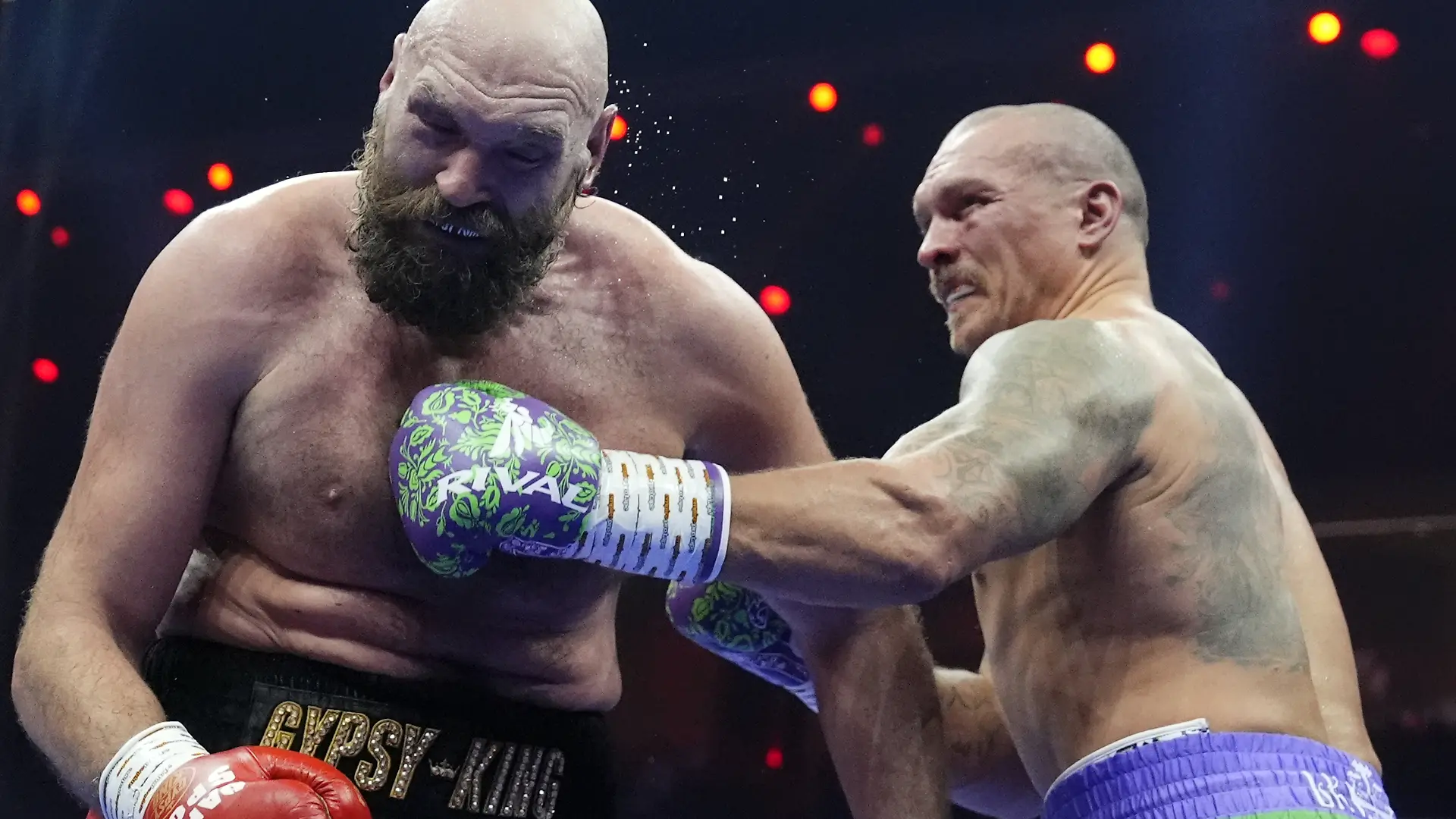 Oleksandr Usyk trifft Tyson Fury während des Schwergewichtskampfes in Riad, Saudi-Arabien, am 21. Dezember 2024. 