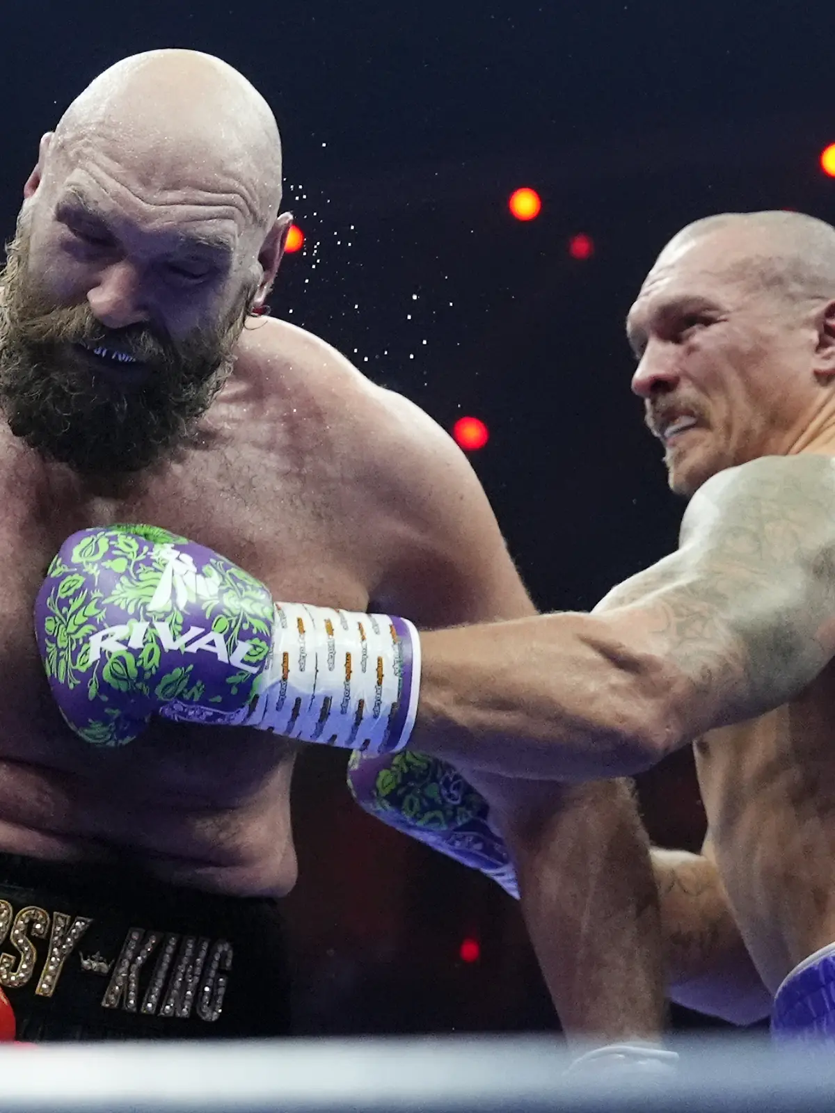 Oleksandr Usyk trifft Tyson Fury während des Schwergewichtskampfes in Riad, Saudi-Arabien, am 21. Dezember 2024. 