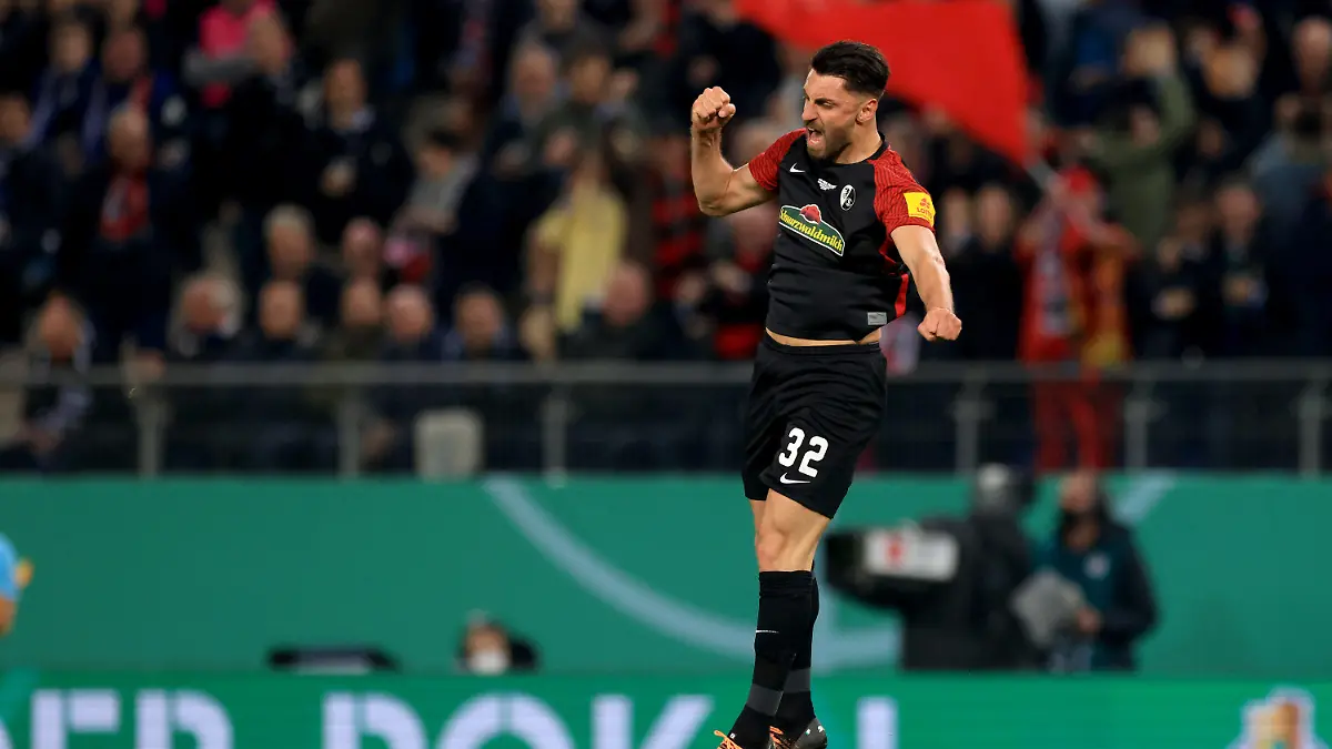 dpatopbilder - 19.04.2022, Hamburg: Fußball: DFB-Pokal, Hamburger SV - SC Freiburg, Halbfinale, Volksparkstadion. Freiburgs Vincenzo Grifo jubelt nach seinem Treffer zum 0:3 per Elfmeter. WICHTIGER HINWEIS: Gemäß den Vorgaben der DFL Deutsche Fußball Liga bzw. des DFB Deutscher Fußball-Bund ist es untersagt, in dem Stadion und/oder vom Spiel angefertigte Fotoaufnahmen in Form von Sequenzbildern und/oder videoähnlichen Fotostrecken zu verwerten bzw. verwerten zu lassen. Foto: Christian Charisius/dpa +++ dpa-Bildfunk +++