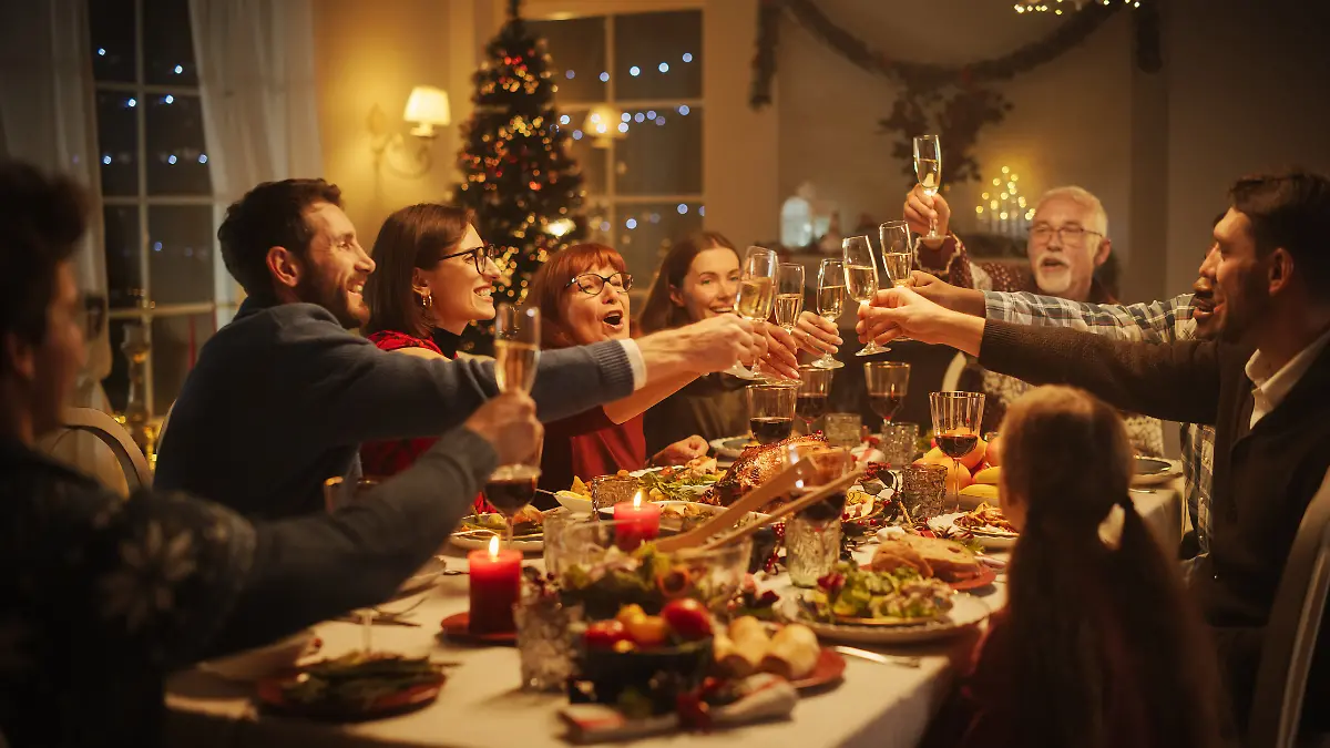 Eine Familie stößt gemeinsam an Weihnachten an. 