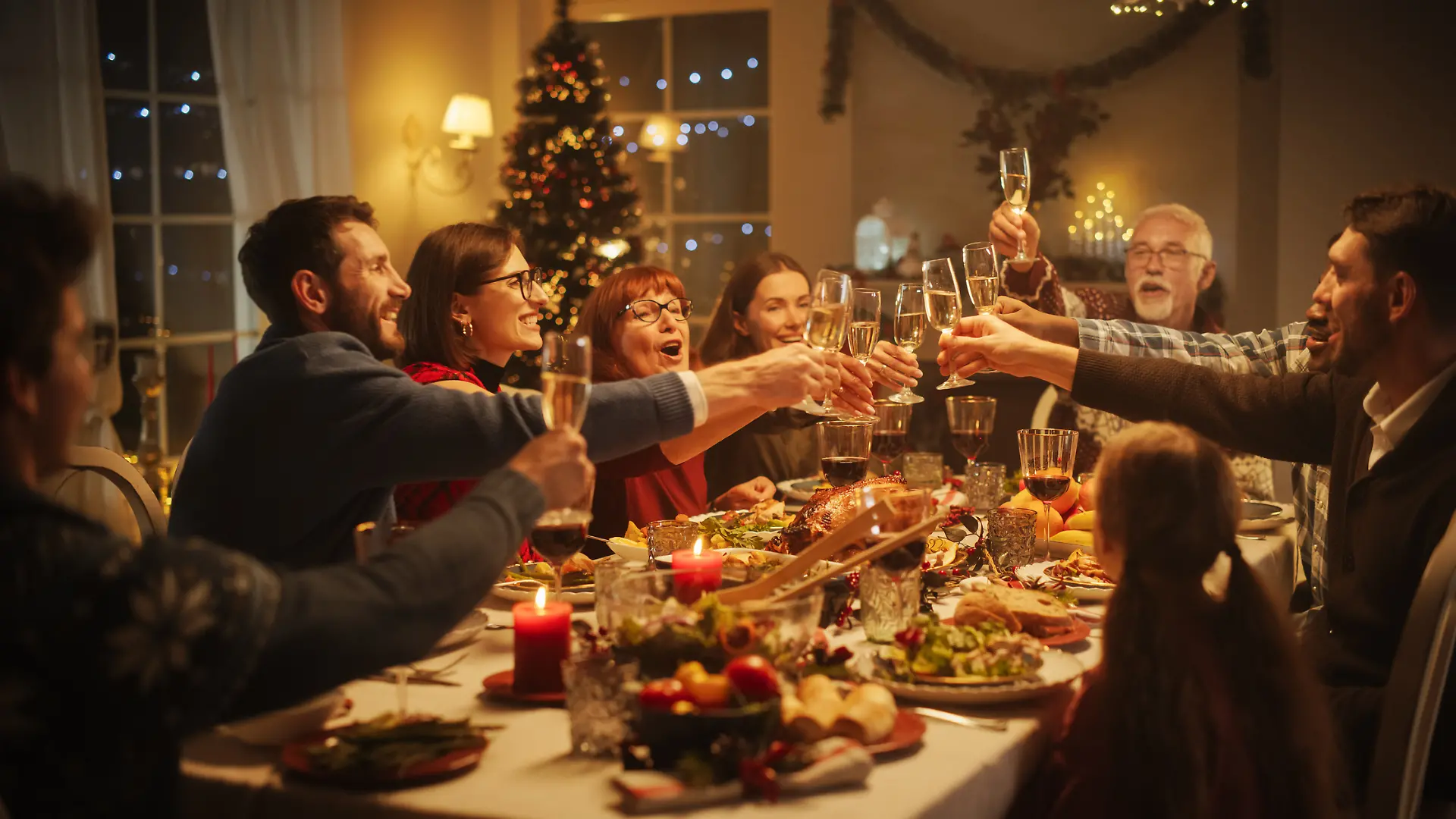 Eine Familie stößt gemeinsam an Weihnachten an. 