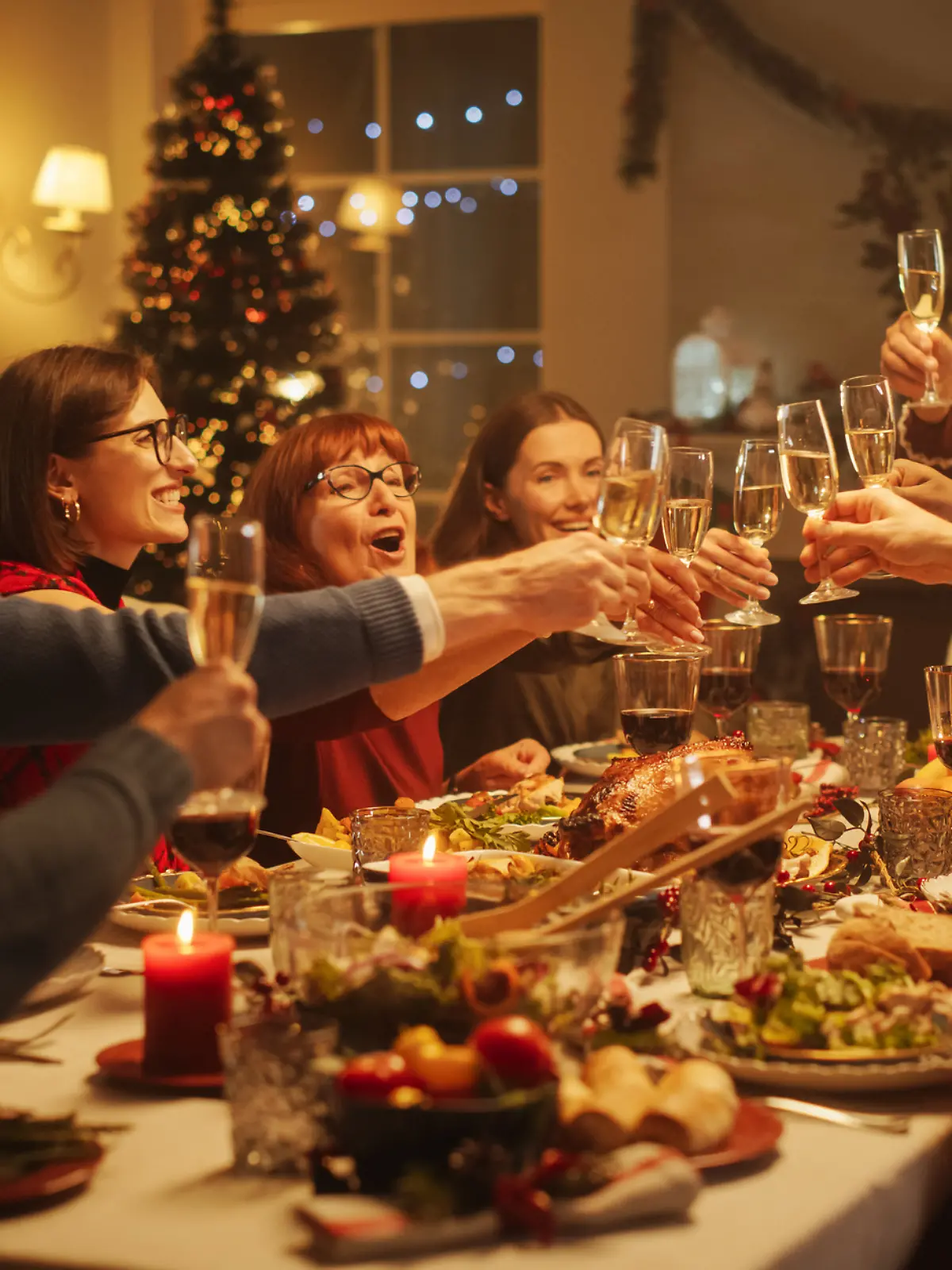 Eine Familie stößt gemeinsam an Weihnachten an. 