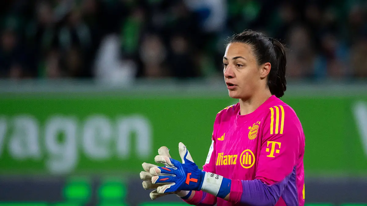 Mala Grohs vom FC Bayern München in der Partie der Google Pixel Frauen Bundesliga gegen den VfL Wolfsburg in der Saison 2023/2024.
