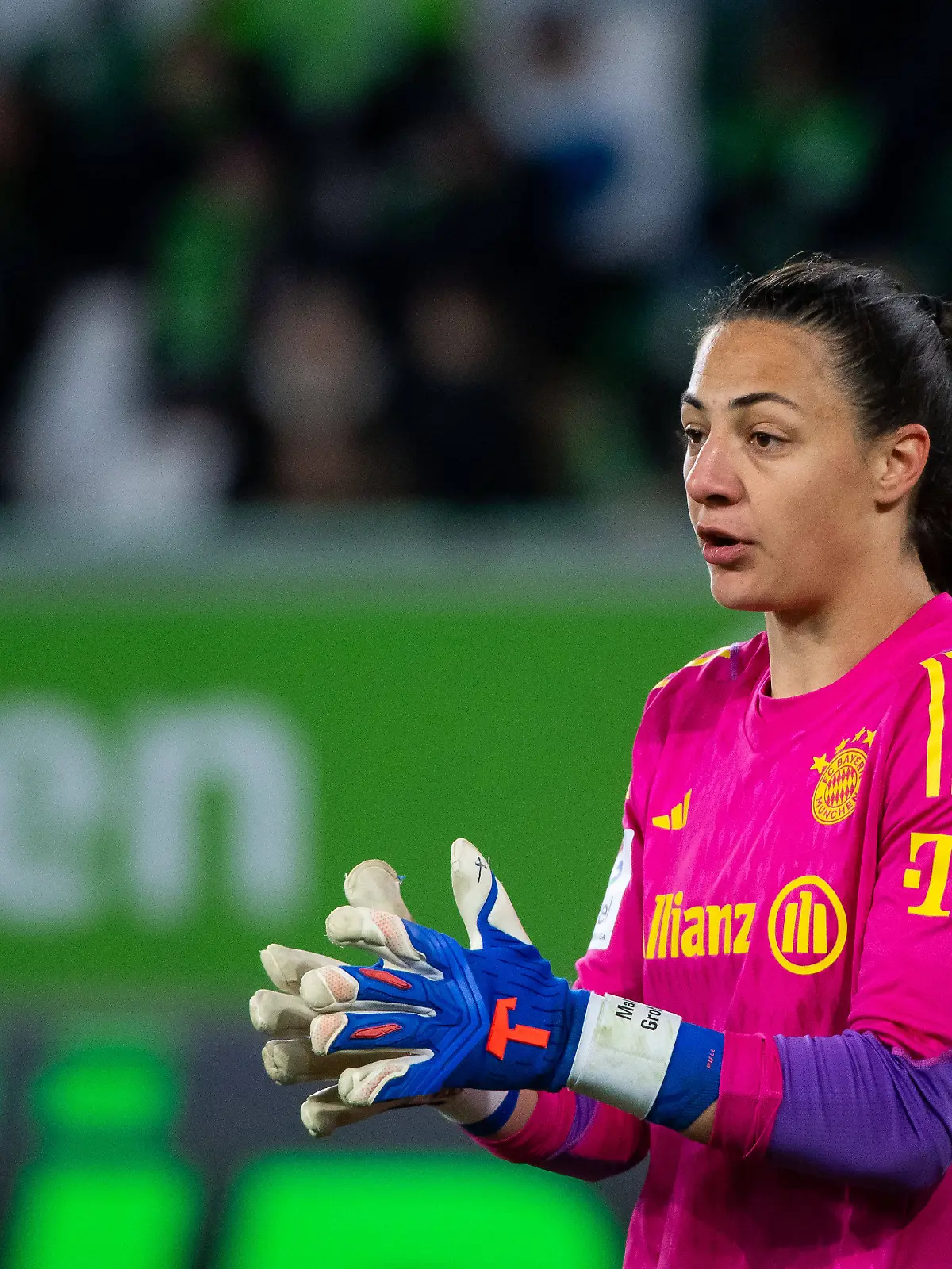 Mala Grohs vom FC Bayern München in der Partie der Google Pixel Frauen Bundesliga gegen den VfL Wolfsburg in der Saison 2023/2024.