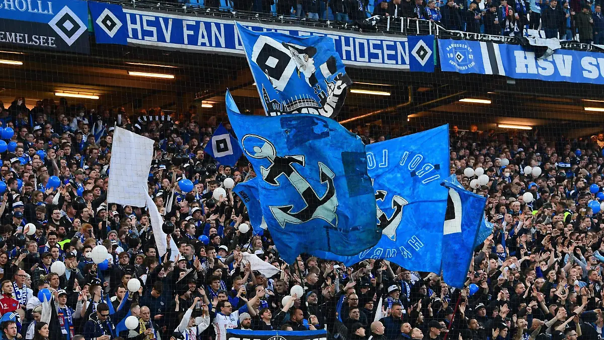  Fussball I Herren I DFB Pokal l Hamburger SV - SC Freiburg I Halbfinale I Saison 2021-2022 I HSV I 19.04.2022 I HSV Fans auf der Nordtribuene , Sportplatz : Volksparkstadion, Stellingen Hamburg Deutschland *** Football I Men I DFB Pokal l Hamburger SV SC Freiburg I Semifinal I Season 2021 2022 I HSV I 19 04 2022 I HSV Fans on the Nordtribuene , Sportplatz Volksparkstadion, Stellingen Hamburg Germany