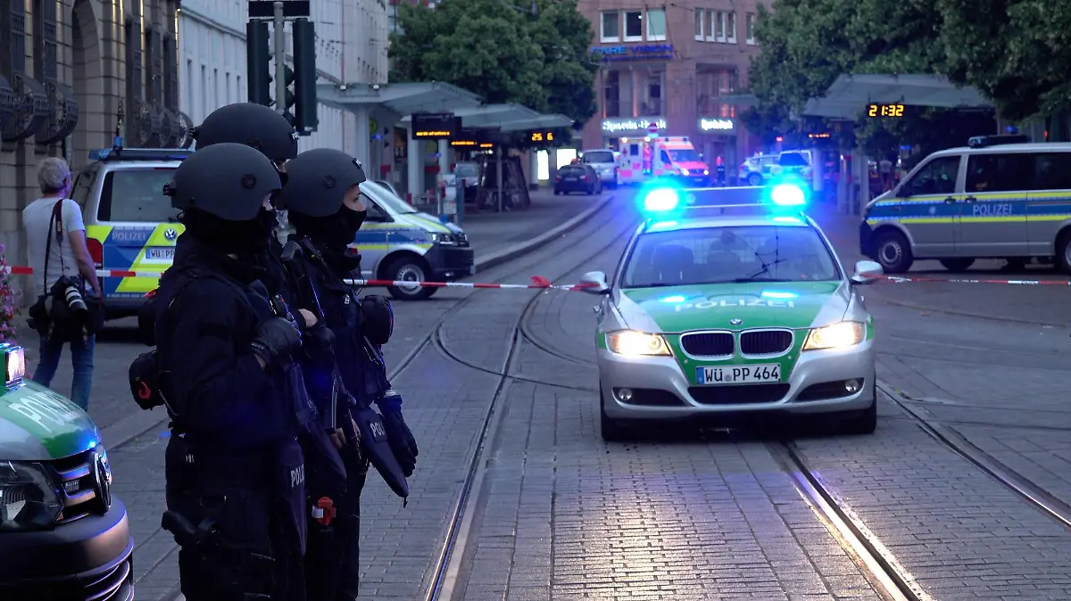 Mehrere Tote bei Messerattacke in Würzburger Innenstadt - Täter durch Polizeischüsse gestoppt Reporter auf Anfahrt ANKÜNDIGUNG - Unser Reporter ist auf Anfahrt - Baden-Württemberg, 97070 Würzburg, Deutschland *** Several dead in knife attack in Würzburg city center Perpetrator stopped by police gunfire Reporter on approach ANNOUNCEMENT Our reporter is on approach Baden Württemberg, 97070 Würzburg, Germany Copyright: 7aktuell.dex xAlexanderxHald 