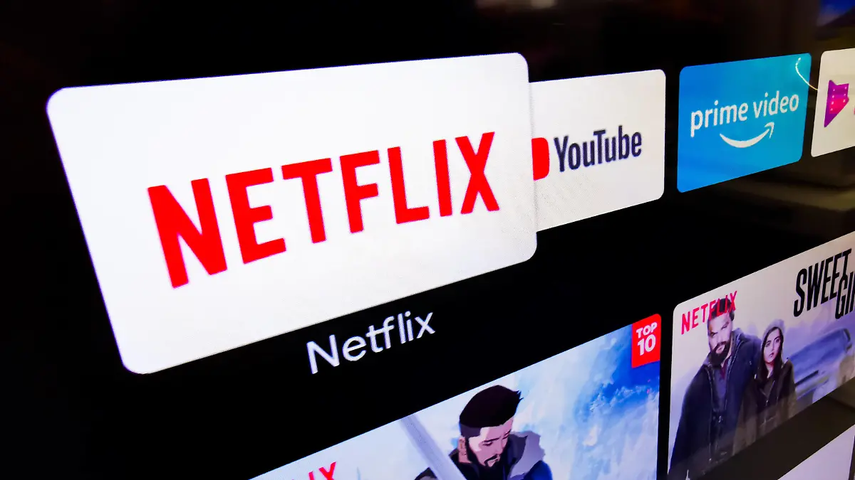 Companies Of The World Netflix logo is displayed on a tv screen inside electronics store in Krakow, Poland on August 26, 2021 Krakow Poland zawrzel-companie210826_npigU PUBLICATIONxNOTxINxFRA Copyright: xBeataxZawrzelx