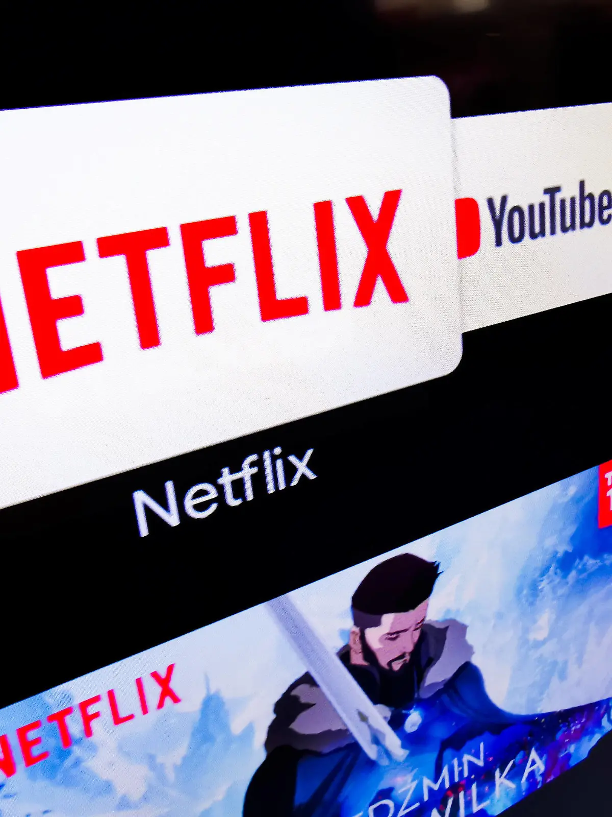  Companies Of The World Netflix logo is displayed on a tv screen inside electronics store in Krakow, Poland on August 26, 2021 Krakow Poland zawrzel-companie210826_npigU PUBLICATIONxNOTxINxFRA Copyright: xBeataxZawrzelx