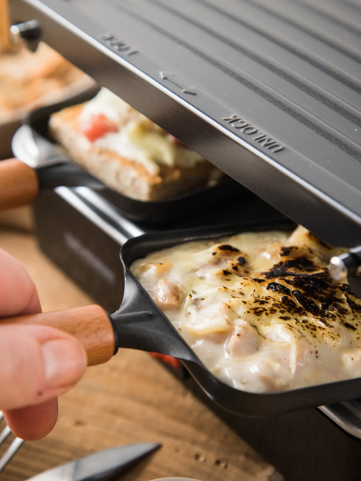 Kreative Rezeptideen fürs Raclette: mit Spätzle, als Flamm- oder Streuselkuchen.