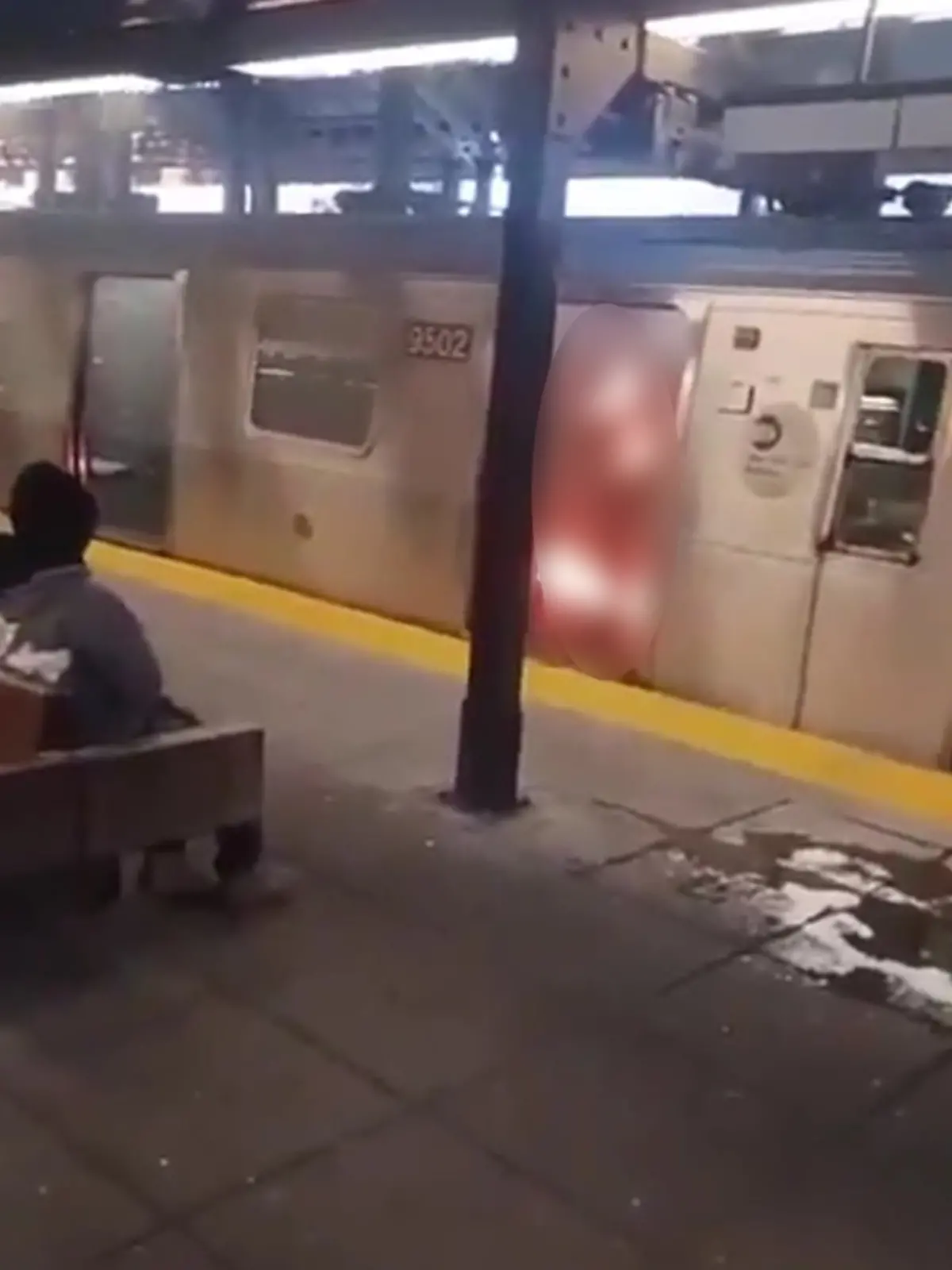 Ein Mann (l.) soll in New York eine U-Bahn-Fahrerin angezündet haben