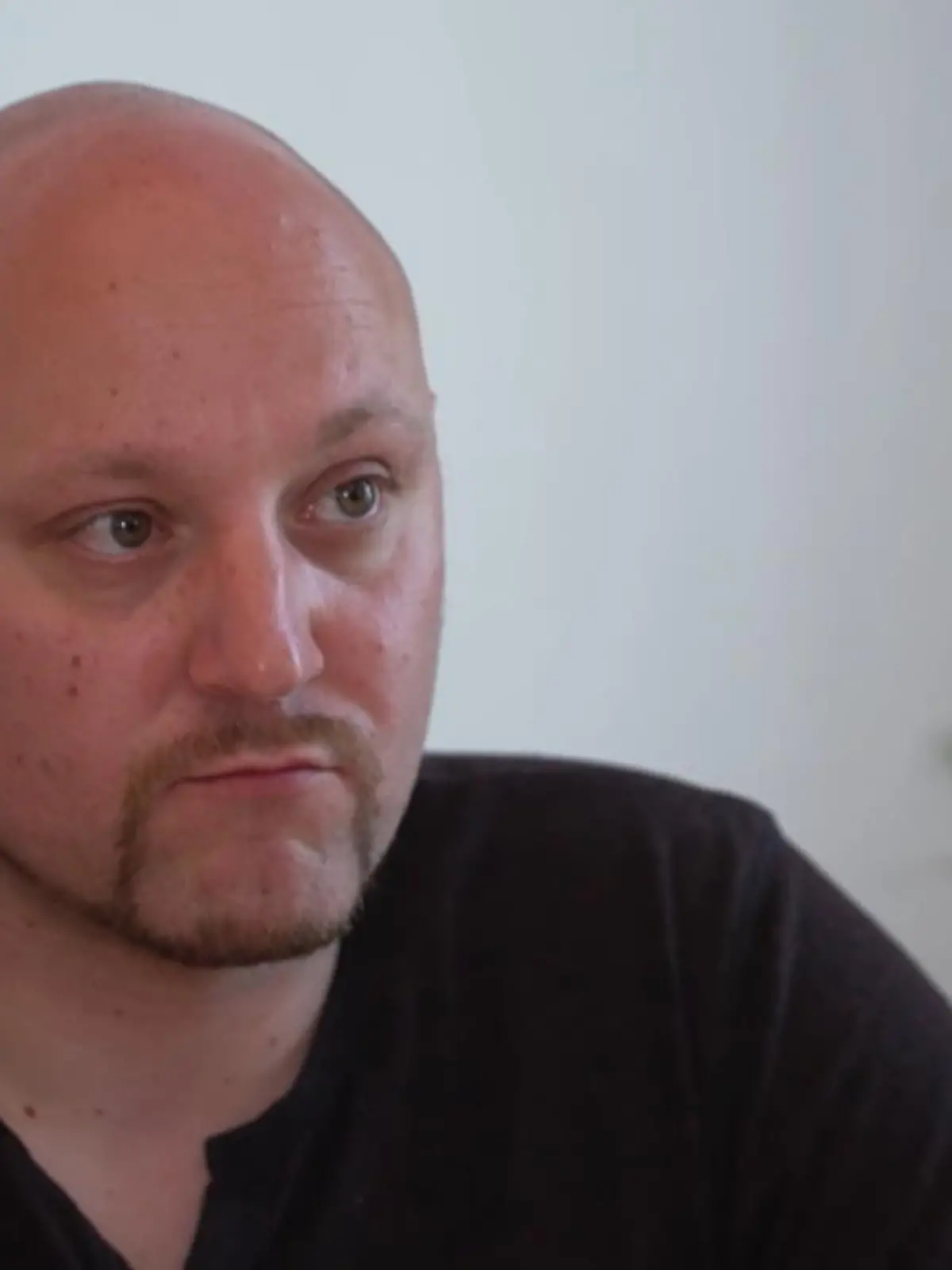 Dieser Mann stellte sich todesmutig dem Messerangreifer von Würzburg in den Weg und wurde dabei selbst von ihm attackiert. Im RTL-Interview spricht Sicherheitsmann Oliver M. (39) über sein mutiges Einschreiten.