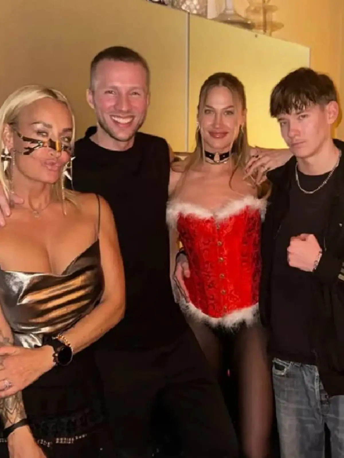 Sarah Connor und Lulu Lewe schmeißen Xmas-Fetisch-Sause. 