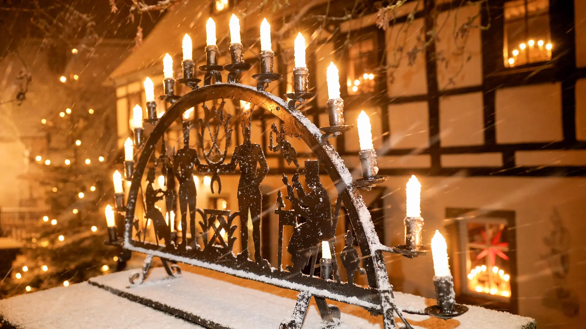 Endlich Schnee! Seit Sonntagnacht bekommen die Mittelgebirge und Alpen Weiße Weihnachten. Tief Diana bringt Schneefälle bis auf 500 Metern herab. Vor allem die Mittelgebirge sind betroffen. Im Erzgebirge gab es Sonntagabend dicke Schneeflocken und spiegelglatte Straßen. Auf der S 258 bei Elterlein gab es einen Unfall auf Grund Schneeglätte. Zum Glück blieb es nur bei Blechschäden. 2 Tage vor Weihnachten wintert es ein - in Scheibenberg drehte sich die Pyramide bei dichtem Schneefall. Auf den Autos lag mehrere Zentimeter Neuschnee. Auch in Frohnau bei Annaberg-Buchholz drehte sich die Pyramide. Grundstücke und Wohnhäuser waren festlich geschmückt - ein Wintermärchen bei den abendlichen Schneefällen.