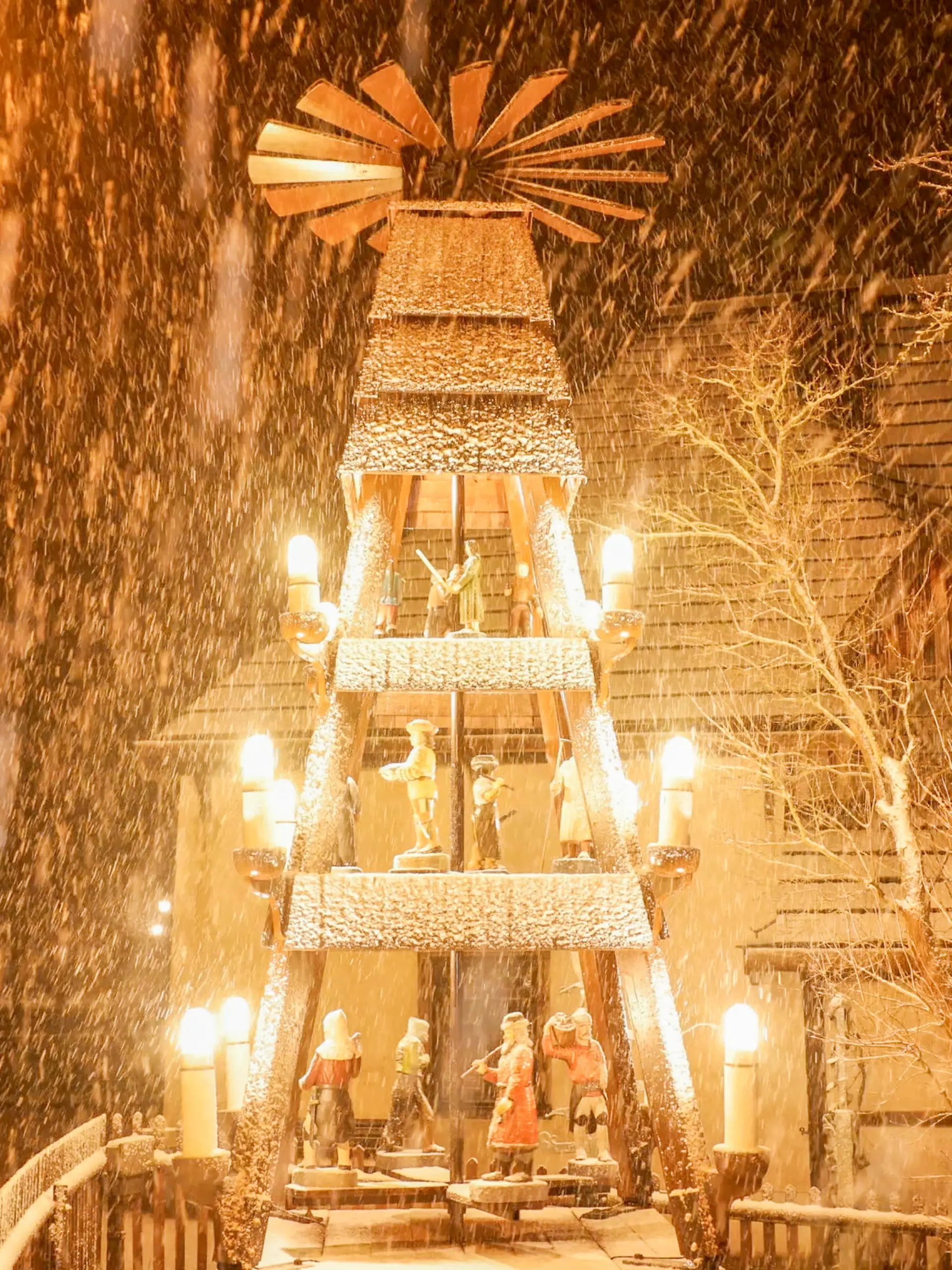 Endlich Schnee! Seit Sonntagnacht bekommen die Mittelgebirge und Alpen Weiße Weihnachten. Tief Diana bringt Schneefälle bis auf 500 Metern herab. Vor allem die Mittelgebirge sind betroffen. Im Erzgebirge gab es Sonntagabend dicke Schneeflocken und spiegelglatte Straßen. Auf der S 258 bei Elterlein gab es einen Unfall auf Grund Schneeglätte. Zum Glück blieb es nur bei Blechschäden. 2 Tage vor Weihnachten wintert es ein - in Scheibenberg drehte sich die Pyramide bei dichtem Schneefall. Auf den Autos lag mehrere Zentimeter Neuschnee. Auch in Frohnau bei Annaberg-Buchholz drehte sich die Pyramide. Grundstücke und Wohnhäuser waren festlich geschmückt - ein Wintermärchen bei den abendlichen Schneefällen. 