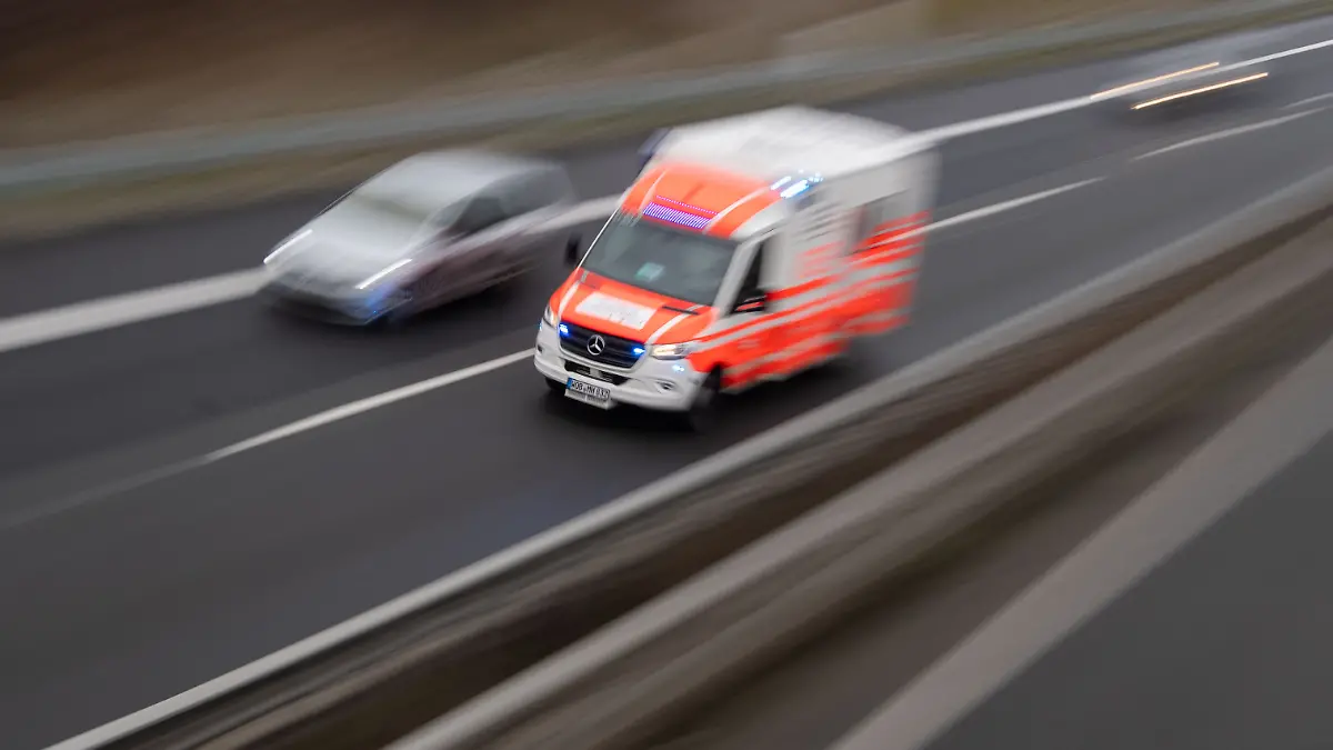Rettungswageneinsatz auf der Autobahn (Symbolfoto) 